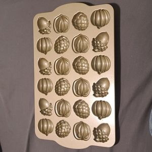 NWOT NORDICWARE FALL CAKELET PAN